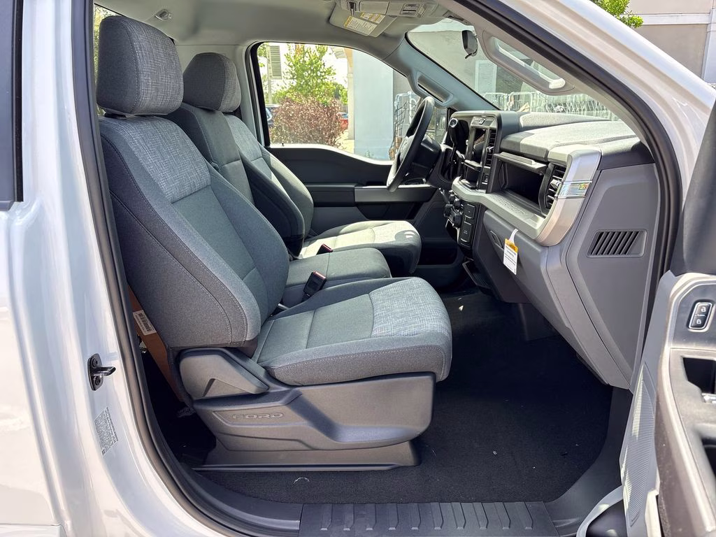 2026 Oxford White Ford Super Duty F-350 DRW XLT 4X4 Truck