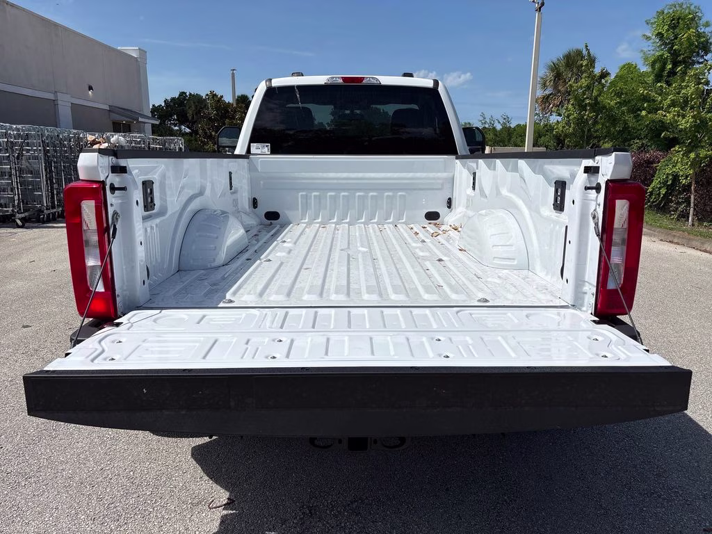2026 Oxford White Ford Super Duty F-350 DRW XLT 4X4 Truck