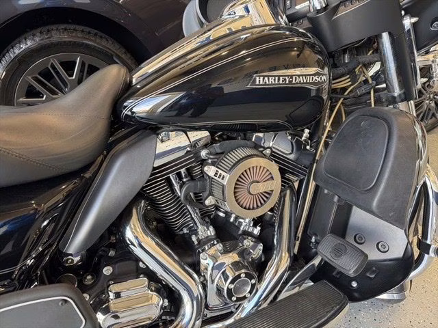 2016 black Harley-Davidson Harley Davidson Ultra Motorcycle