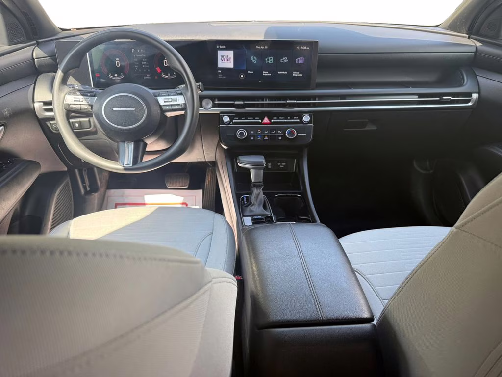 2025 Atlas White Hyundai Santa Cruz SE FWD Truck