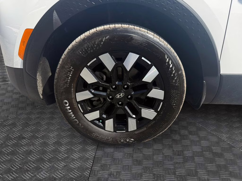 2025 Atlas White Hyundai Santa Cruz SE FWD Truck