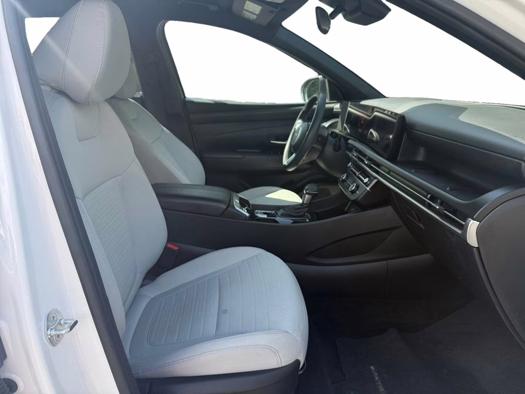 2025 Atlas White Hyundai Santa Cruz SE FWD Truck