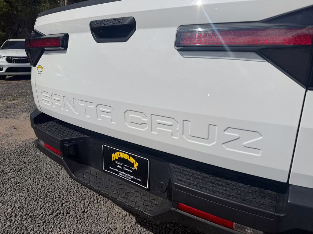 2025 Atlas White Hyundai Santa Cruz SE FWD Truck