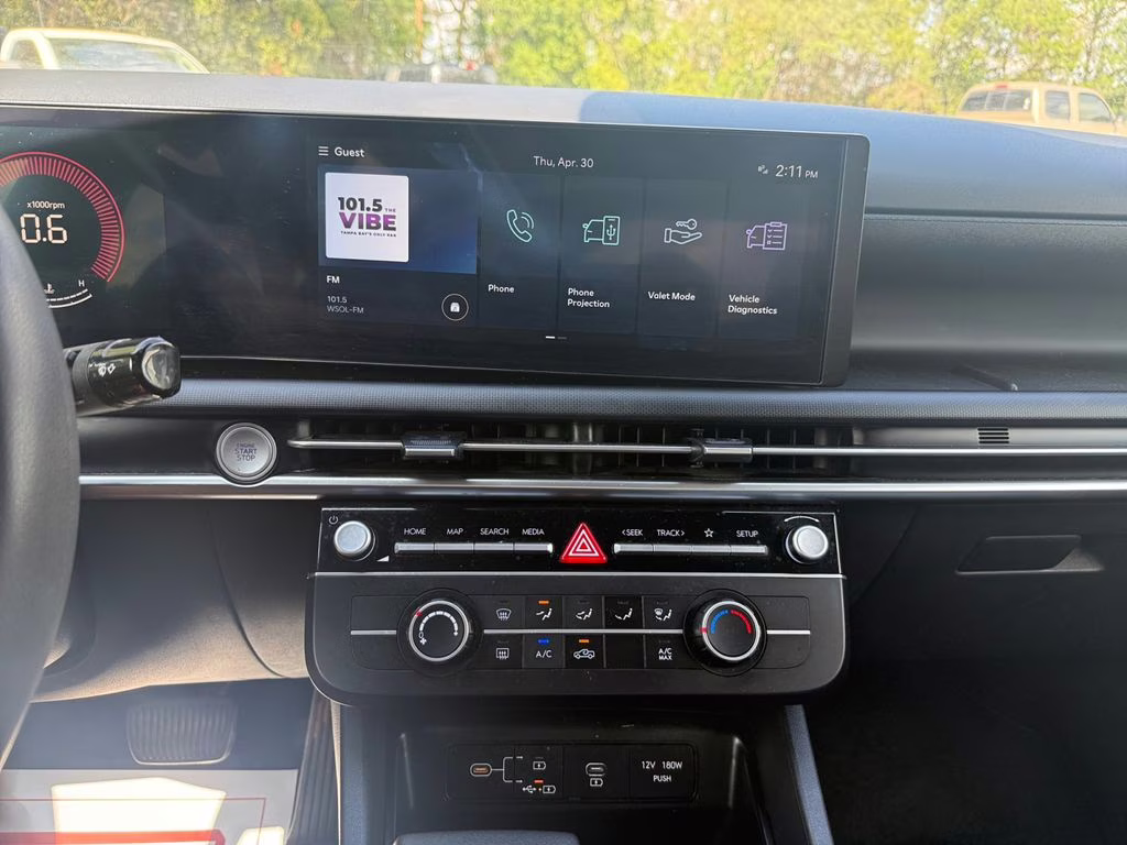 2025 Atlas White Hyundai Santa Cruz SE FWD Truck