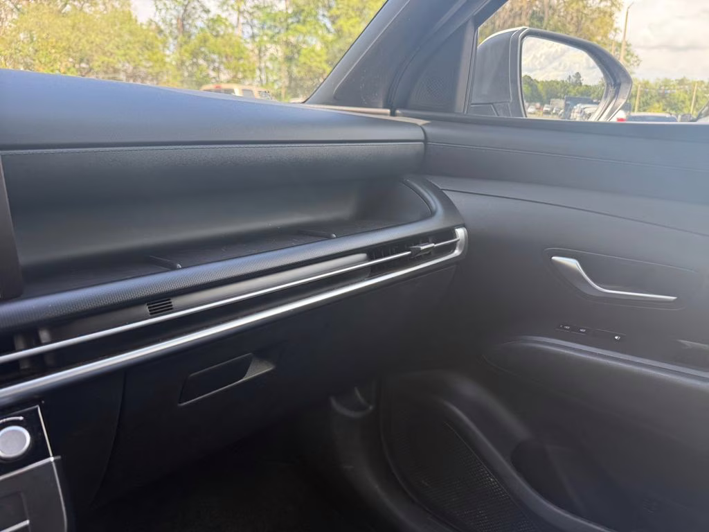 2025 Atlas White Hyundai Santa Cruz SE FWD Truck