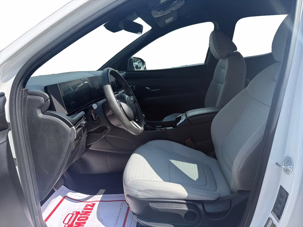 2025 Atlas White Hyundai Santa Cruz SE FWD Truck