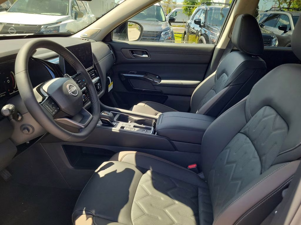 2026 Everest White Pearl Tricoat Nissan Pathfinder Platinum FWD SUV