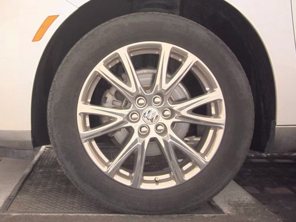 2023 White Frost Tricoat Buick Enclave Essence FWD SUV