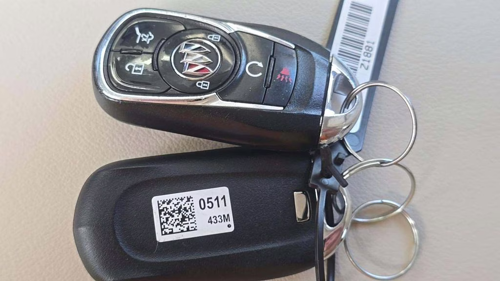 2023 White Frost Tricoat Buick Enclave Essence FWD SUV