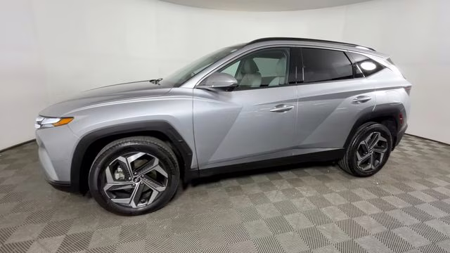 2023 Shimmering Silver Hyundai Tucson Limited AWD SUV