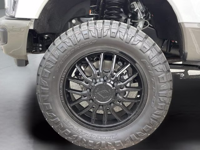 2026 Star White Metallic Tri-Coat Ford Super Duty F-350 DRW Valor Lift 4X4 Truck