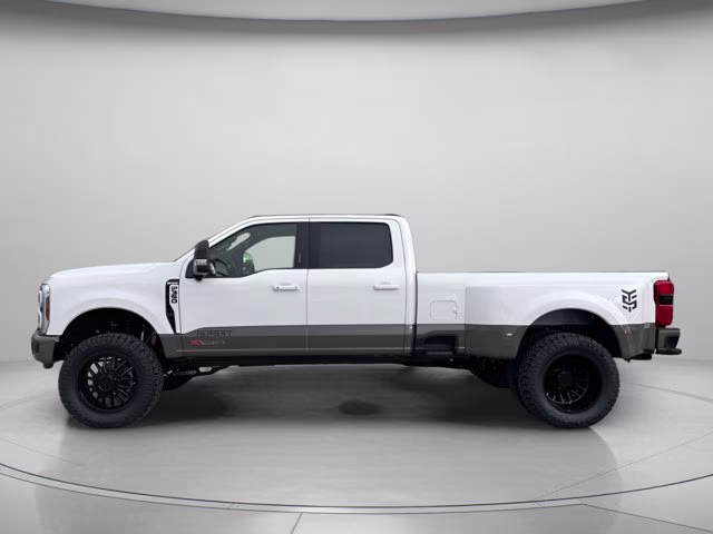 2026 Star White Metallic Tri-Coat Ford Super Duty F-350 DRW Valor Lift 4X4 Truck