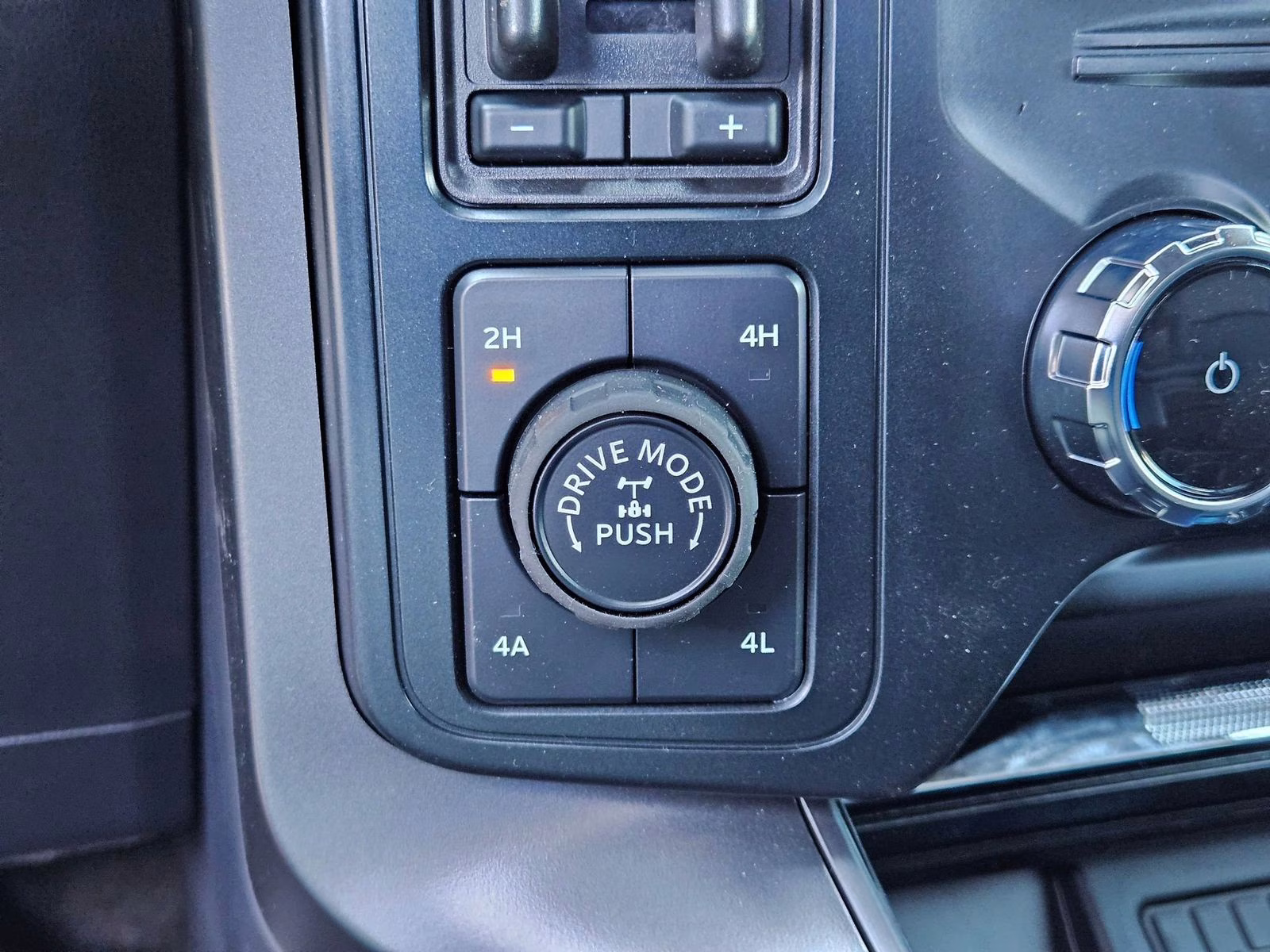 2025 Black Metallic Ford F-150 Lariat 4X4 Truck