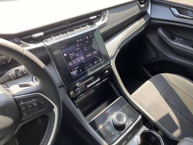 2023 Bright White Clearcoat Jeep Grand Cherokee Laredo 4X4 SUV