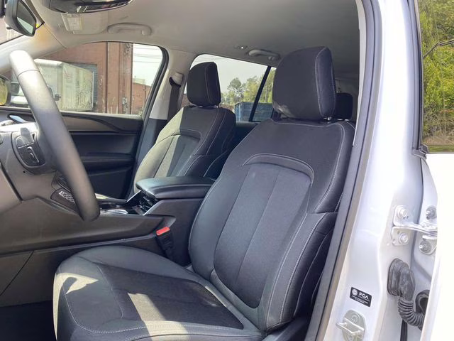 2023 Bright White Clearcoat Jeep Grand Cherokee Laredo 4X4 SUV