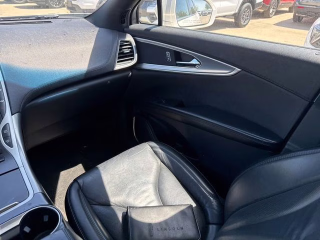 2019 White Platinum Clearcoat Metallic Lincoln Nautilus Select AWD SUV