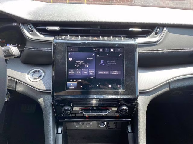 2023 Bright White Clearcoat Jeep Grand Cherokee Laredo 4X4 SUV