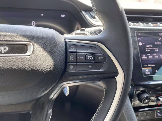 2023 Bright White Clearcoat Jeep Grand Cherokee Laredo 4X4 SUV