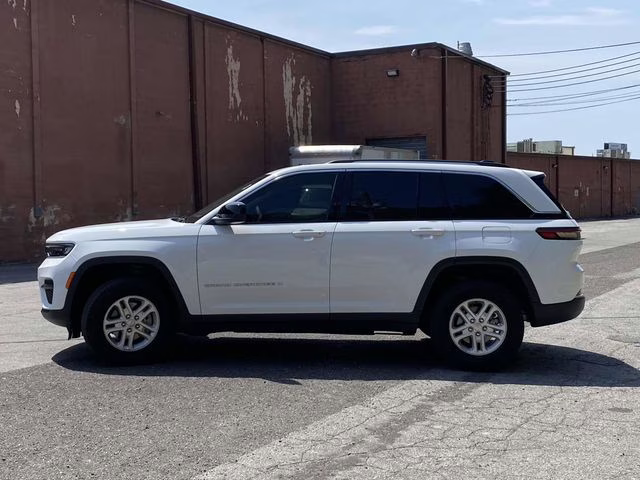 2023 Bright White Clearcoat Jeep Grand Cherokee Laredo 4X4 SUV