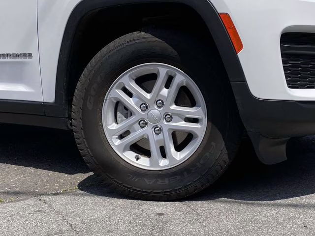 2023 Bright White Clearcoat Jeep Grand Cherokee Laredo 4X4 SUV