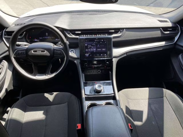 2023 Bright White Clearcoat Jeep Grand Cherokee Laredo 4X4 SUV