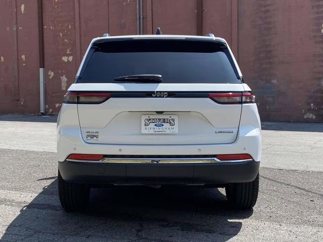 2023 Bright White Clearcoat Jeep Grand Cherokee Laredo 4X4 SUV