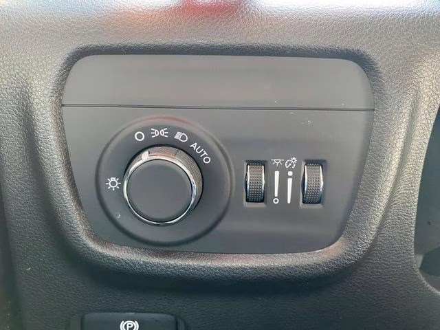 2023 Bright White Clearcoat Jeep Grand Cherokee Laredo 4X4 SUV