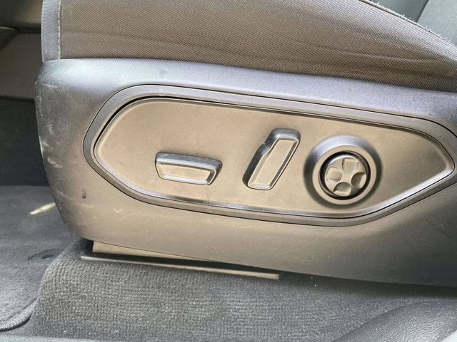 2023 Bright White Clearcoat Jeep Grand Cherokee Laredo 4X4 SUV