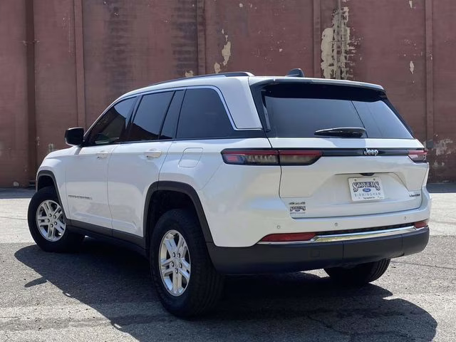 2023 Bright White Clearcoat Jeep Grand Cherokee Laredo 4X4 SUV