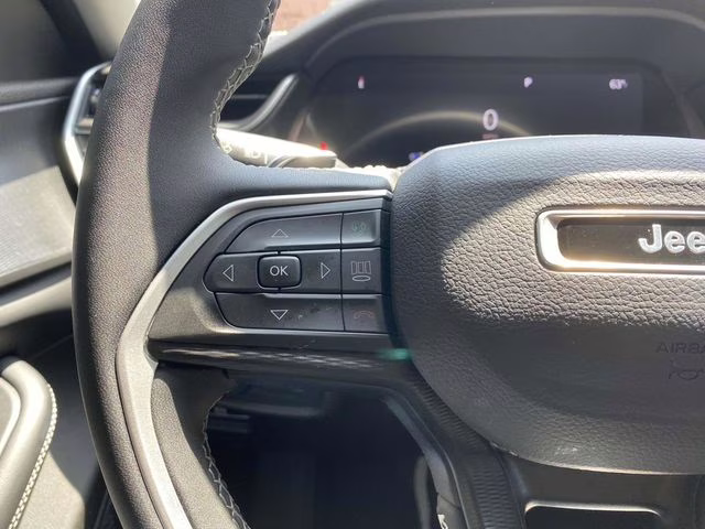 2023 Bright White Clearcoat Jeep Grand Cherokee Laredo 4X4 SUV