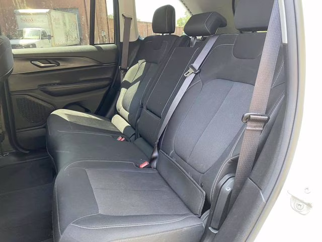 2023 Bright White Clearcoat Jeep Grand Cherokee Laredo 4X4 SUV