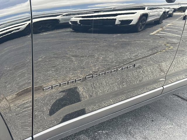 2025 Diamond Black Crystal Pearlcoat Jeep Grand Cherokee Limited 4X4 SUV