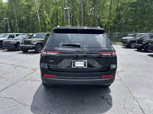 2025 Diamond Black Crystal Pearlcoat Jeep Grand Cherokee Limited 4X4 SUV
