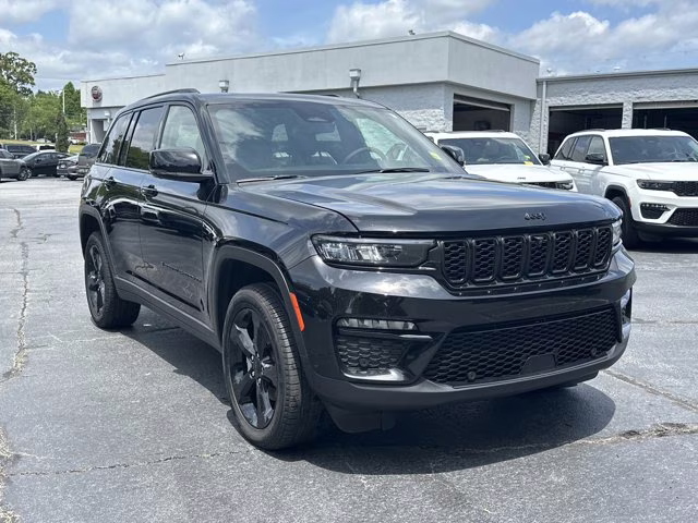 2025 Diamond Black Crystal Pearlcoat Jeep Grand Cherokee Limited 4X4 SUV
