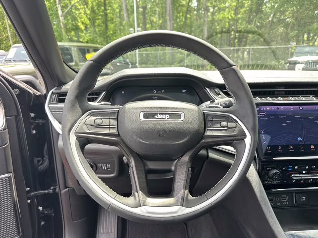 2025 Diamond Black Crystal Pearlcoat Jeep Grand Cherokee Limited 4X4 SUV