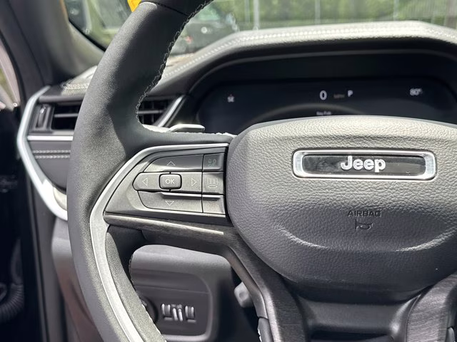 2025 Diamond Black Crystal Pearlcoat Jeep Grand Cherokee Limited 4X4 SUV