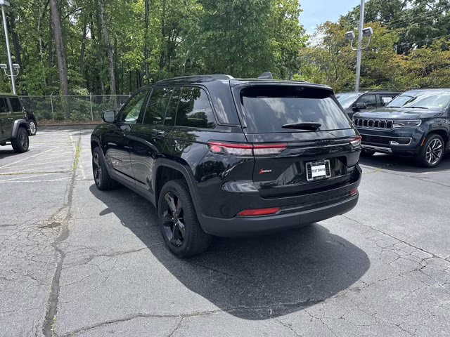 2025 Diamond Black Crystal Pearlcoat Jeep Grand Cherokee Limited 4X4 SUV