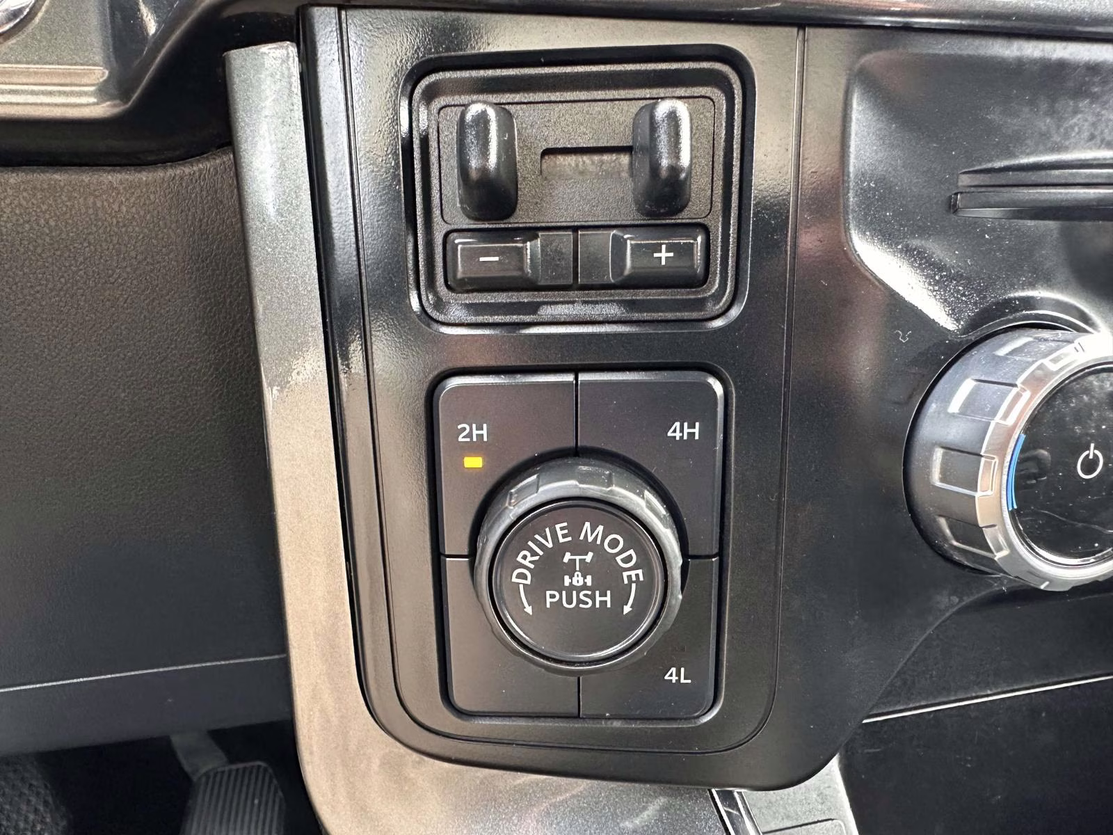 2023 Agate Black Metallic Ford F-150 XLT 4WD SuperCrew 5.5' Box 4X4 Truck