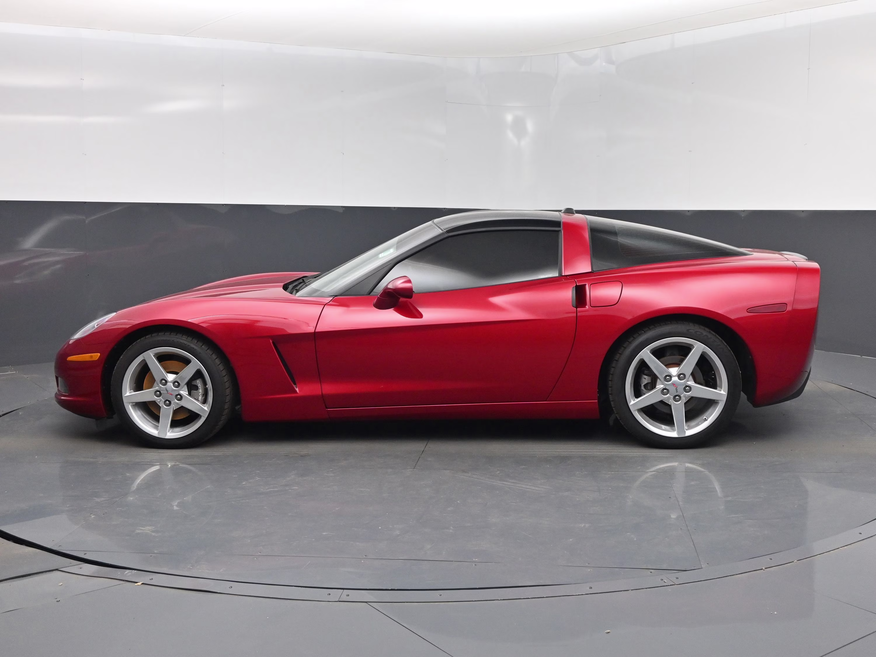 2005 Magnetic Red Metallic Chevrolet Corvette Base RWD Coupe