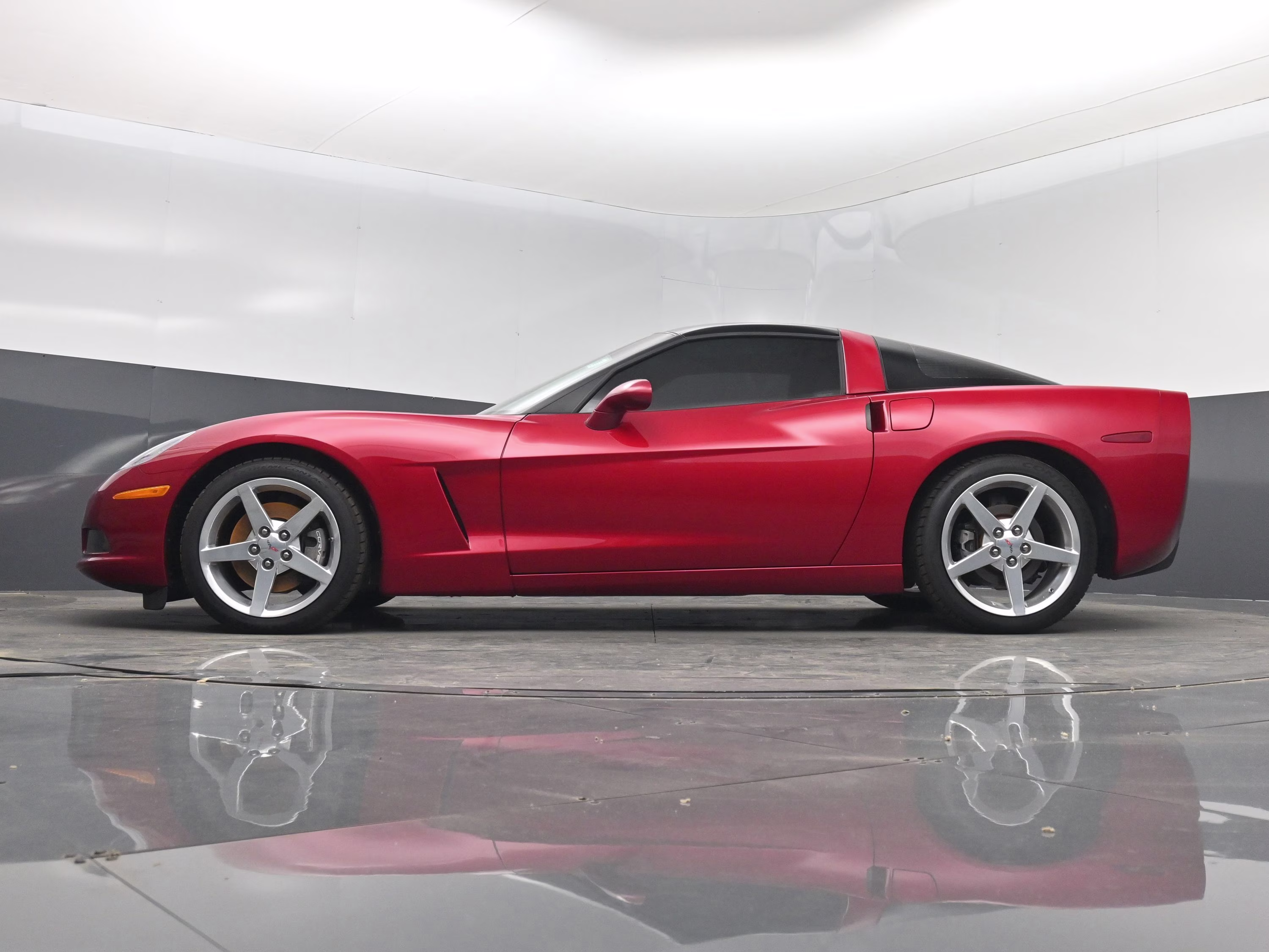 2005 Magnetic Red Metallic Chevrolet Corvette Base RWD Coupe