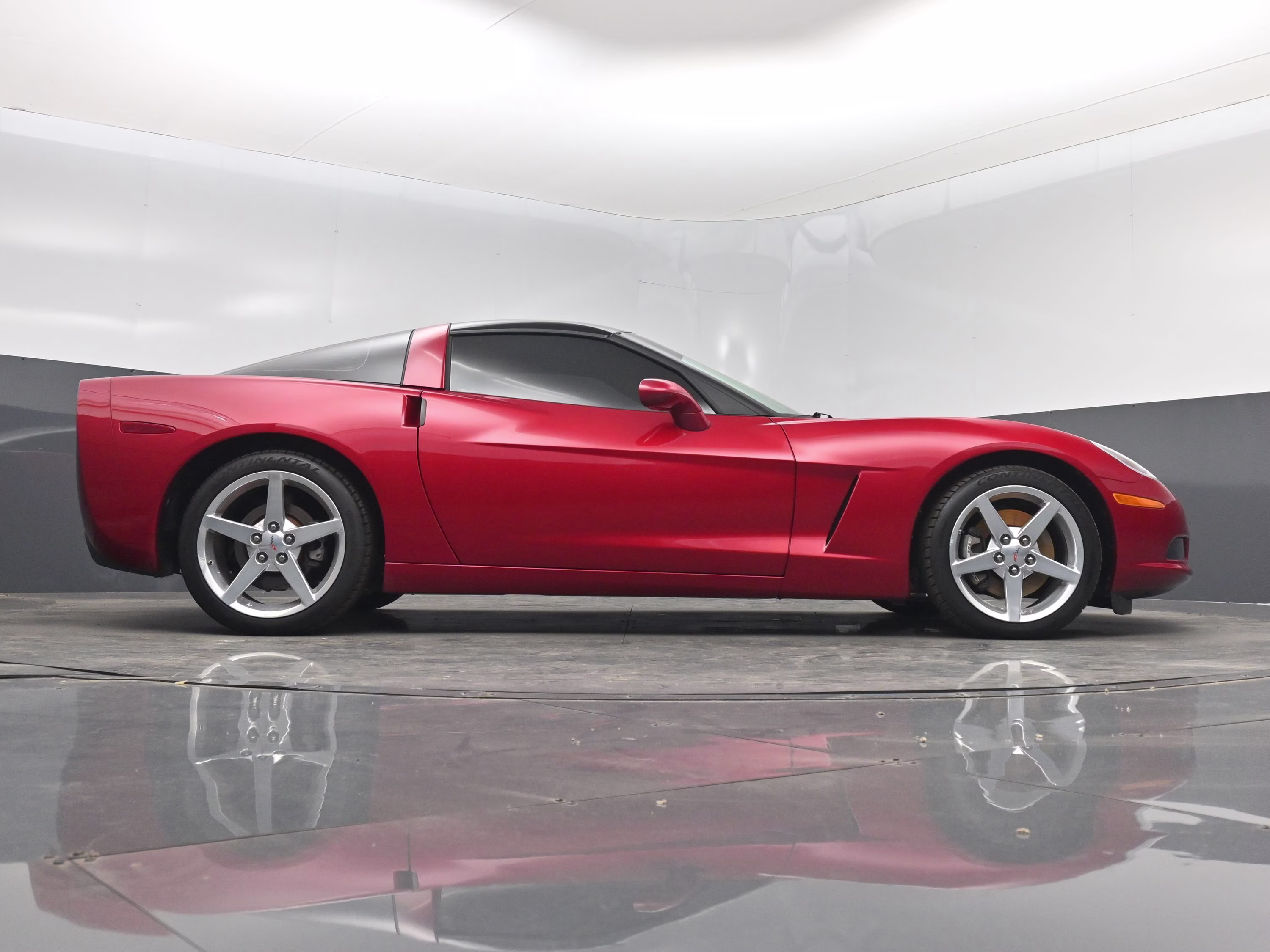 2005 Magnetic Red Metallic Chevrolet Corvette Base RWD Coupe