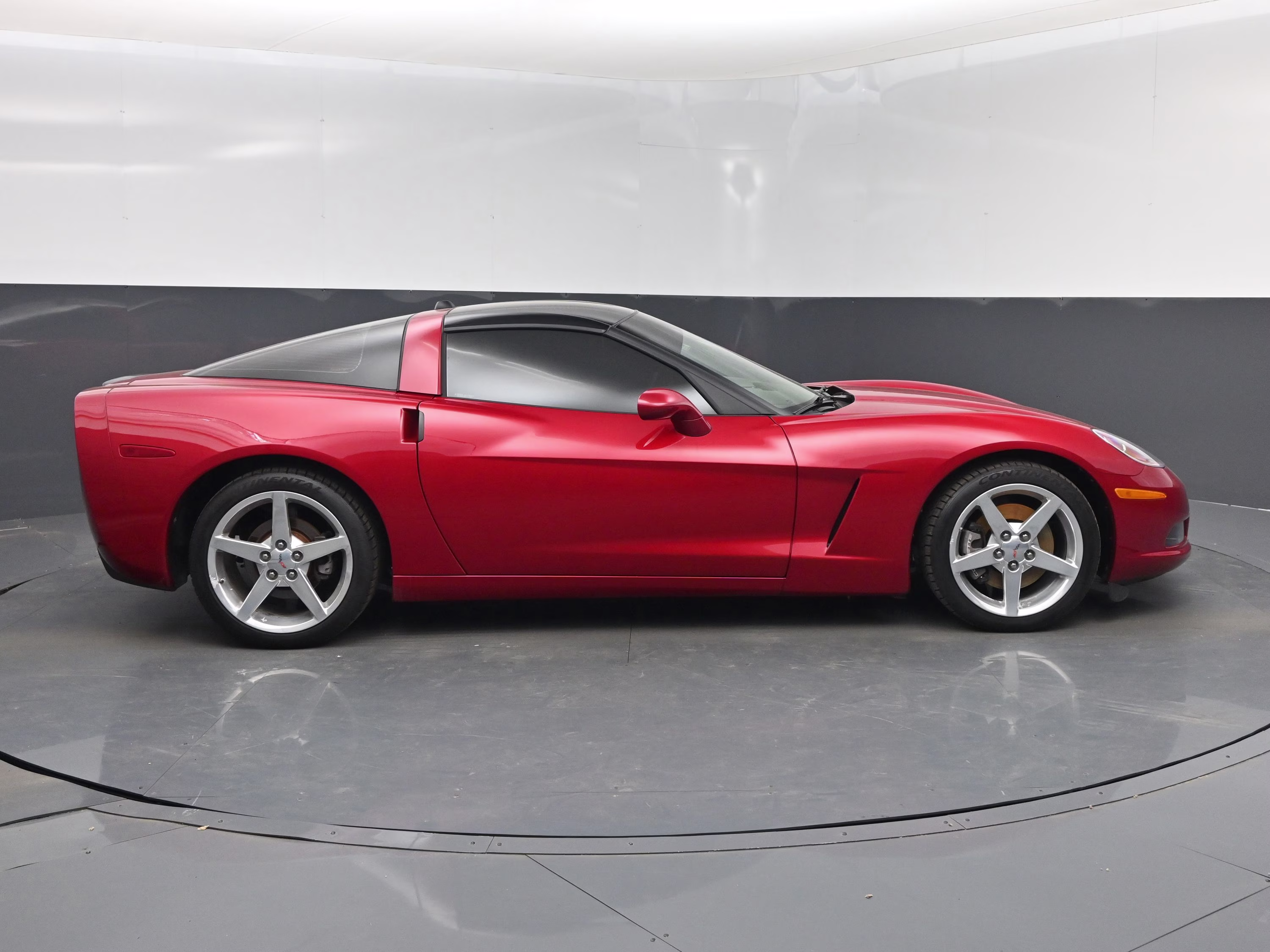 2005 Magnetic Red Metallic Chevrolet Corvette Base RWD Coupe