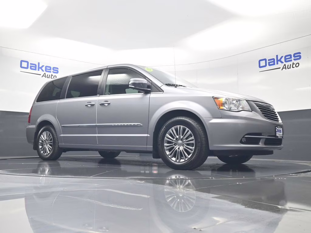 2013 Billet Silver Metallic Clearcoat Chrysler Town & Country Touring-L FWD Van