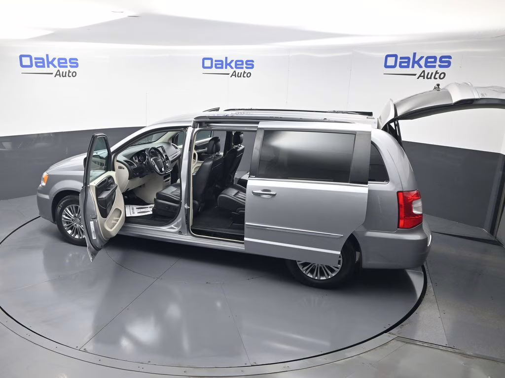 2013 Billet Silver Metallic Clearcoat Chrysler Town & Country Touring-L FWD Van