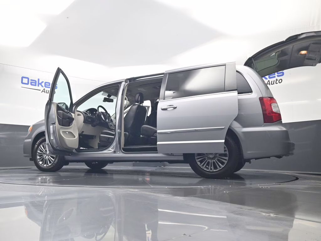2013 Billet Silver Metallic Clearcoat Chrysler Town & Country Touring-L FWD Van