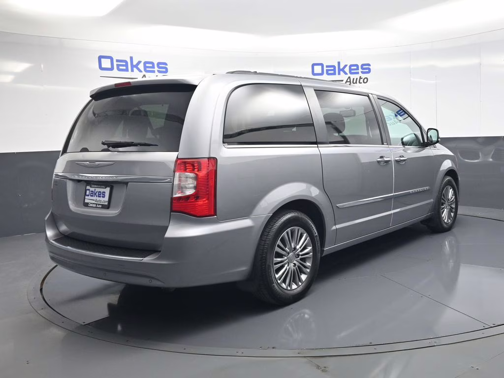 2013 Billet Silver Metallic Clearcoat Chrysler Town & Country Touring-L FWD Van