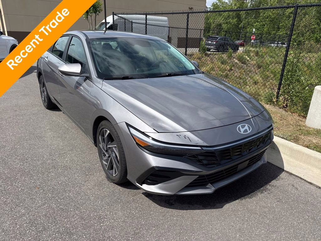 2024 Fluid Metal Hyundai Elantra SEL FWD Sedan