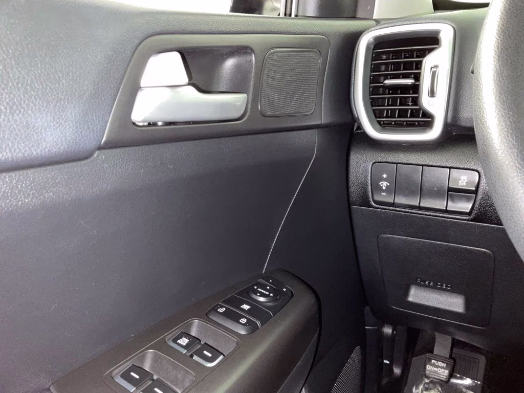 2017 Clear White Kia Sportage LX FWD SUV