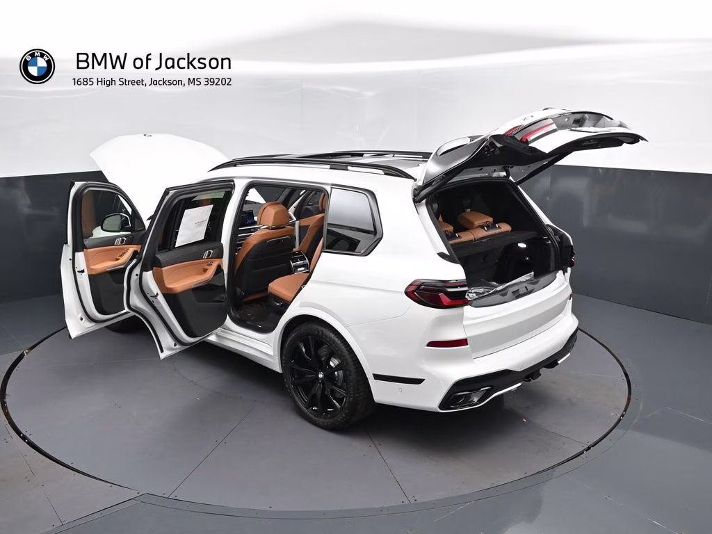 2027 Mineral White Metallic BMW X7 xDrive40i AWD SUV
