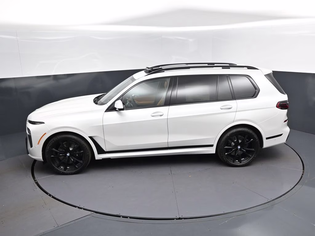 2027 Mineral White Metallic BMW X7 xDrive40i AWD SUV